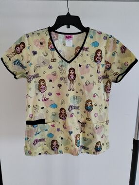 Bratz Scrub Women's Top Bratz - All Over Print - Yellow w/ Pockets Size XS